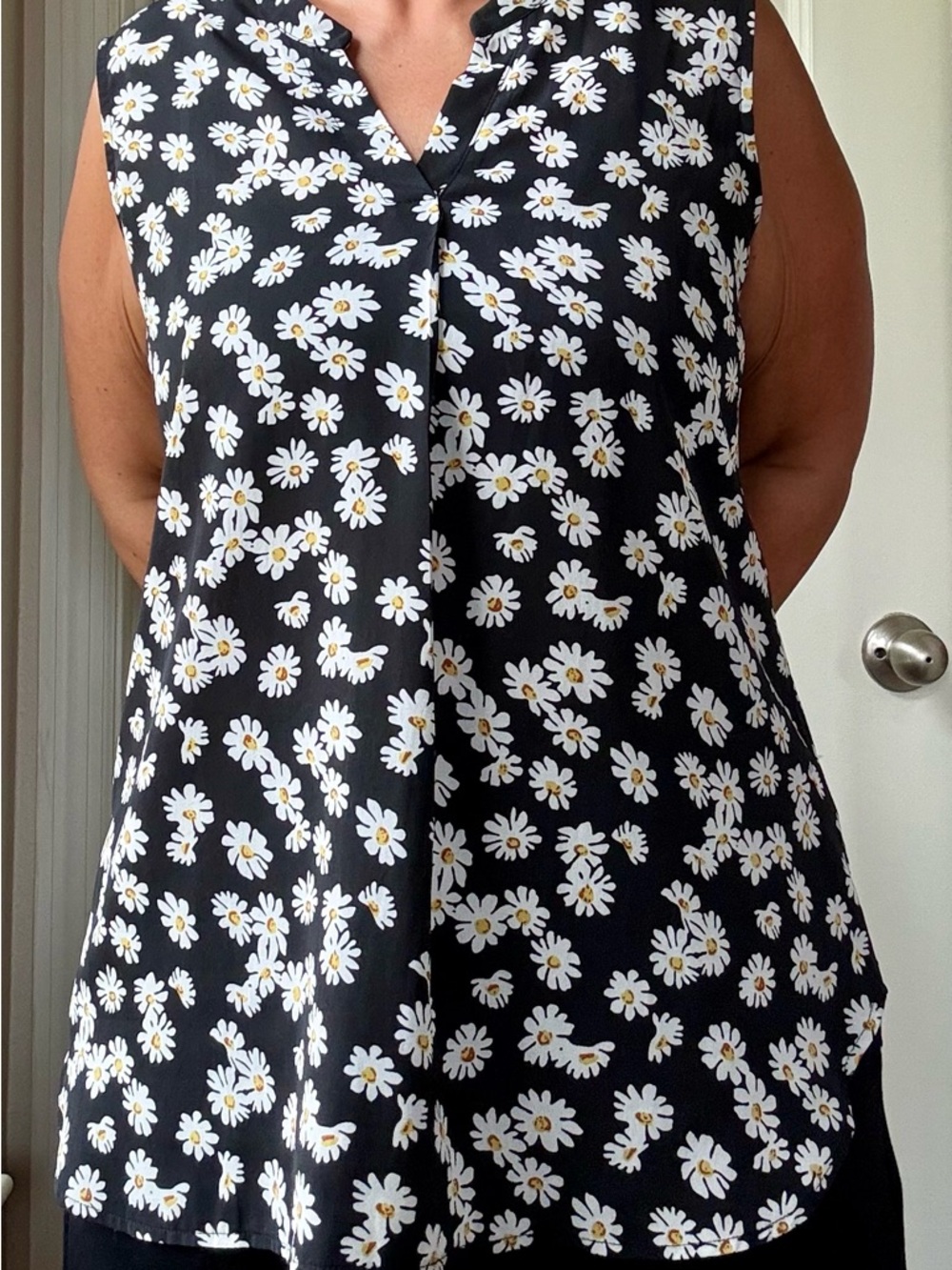 Sleeveless Daisy Print Tank Top - Black / White